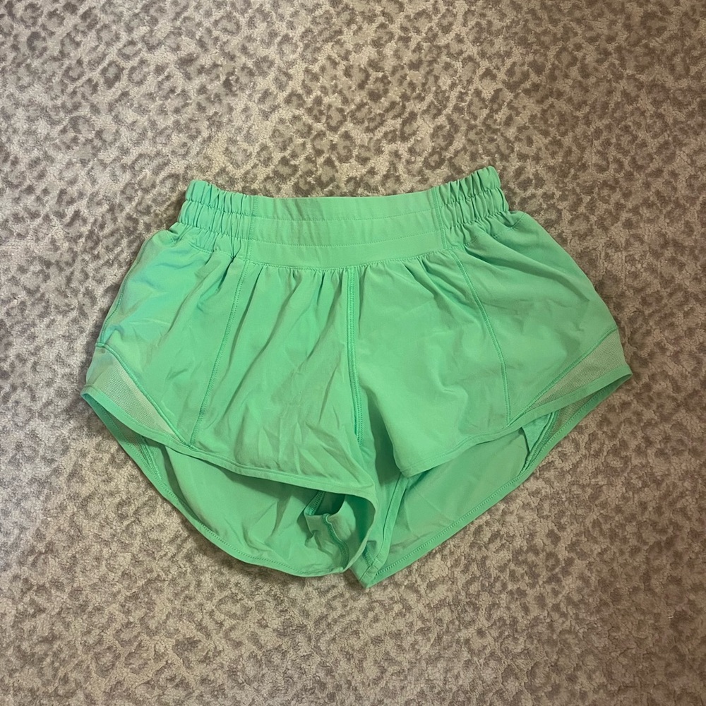 Lululemon- Hotty Hot Low-Rise Lined Short 2.5 (Lime Green)